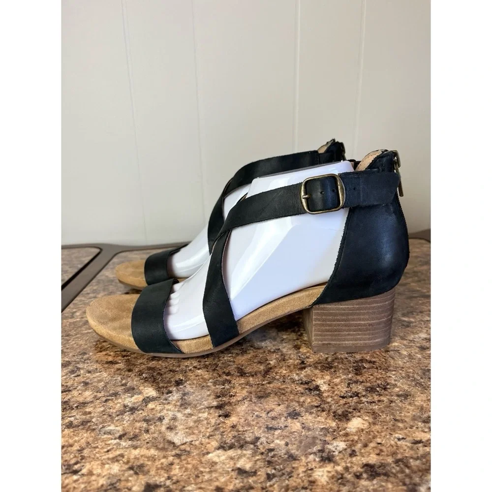Lucky Brand Pydrina Black Leather Sandals 8.5 M Block Heel Strappy‎ Zipper Back